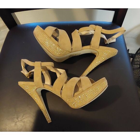 Gorgoeus Scene Tan Suede & Gold Rhinestone Studs Strappy Heel Shoes Sz 8M - Picture 1 of 7